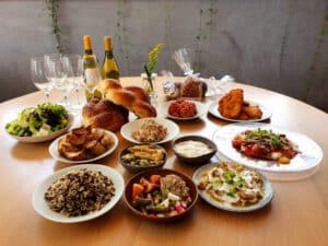 שולחן עם מנות לארוחת ערב ראש השנה